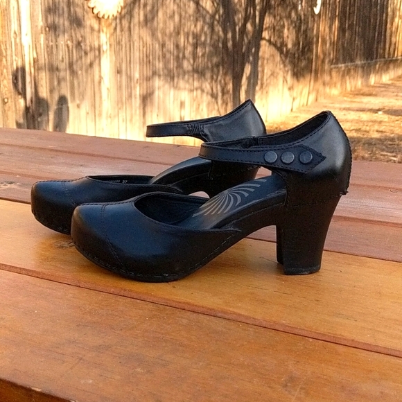 Gorgeous Dansko Mary Jane clogs - Picture 3 of 6